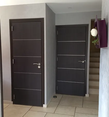Porte d’intérieur moderne en bois foncé avec tiroirs.
