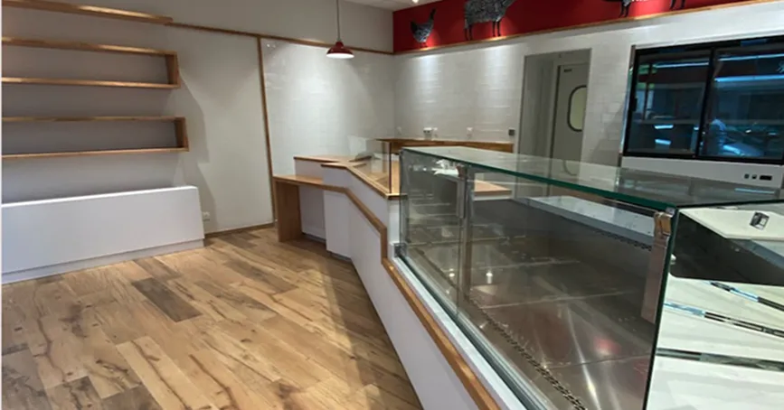 Comptoir de magasin ou bar en L, bois et verre.