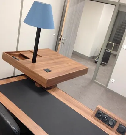 Plateau avec lampe bleue sur bureau noir.