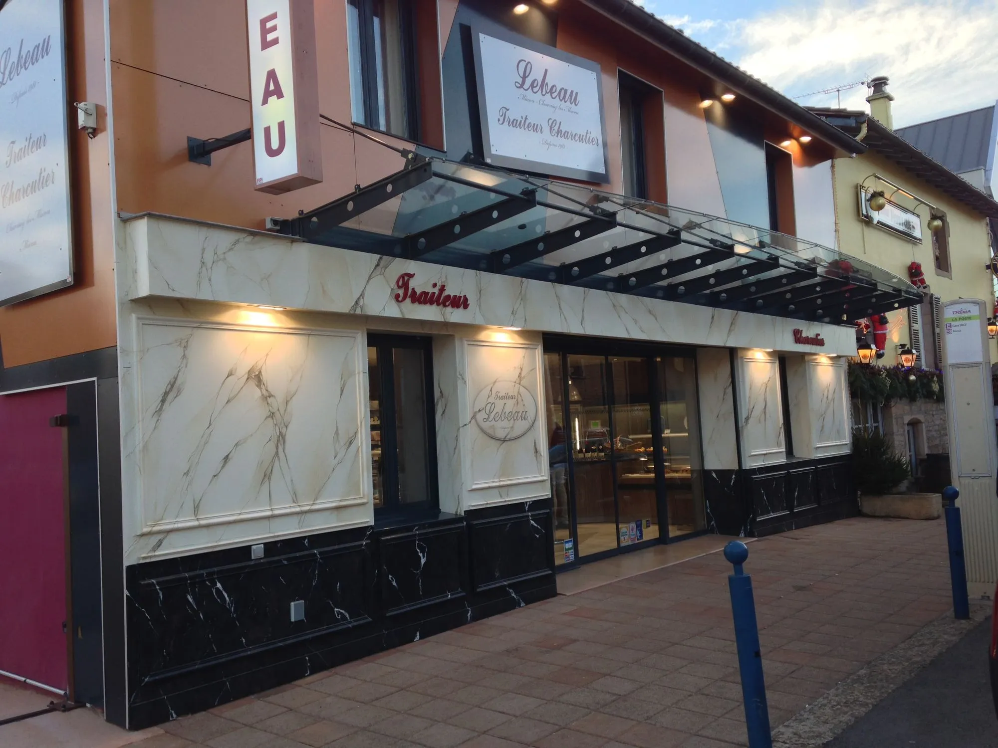 Façade d’un magasin nommé “Amri Création”.