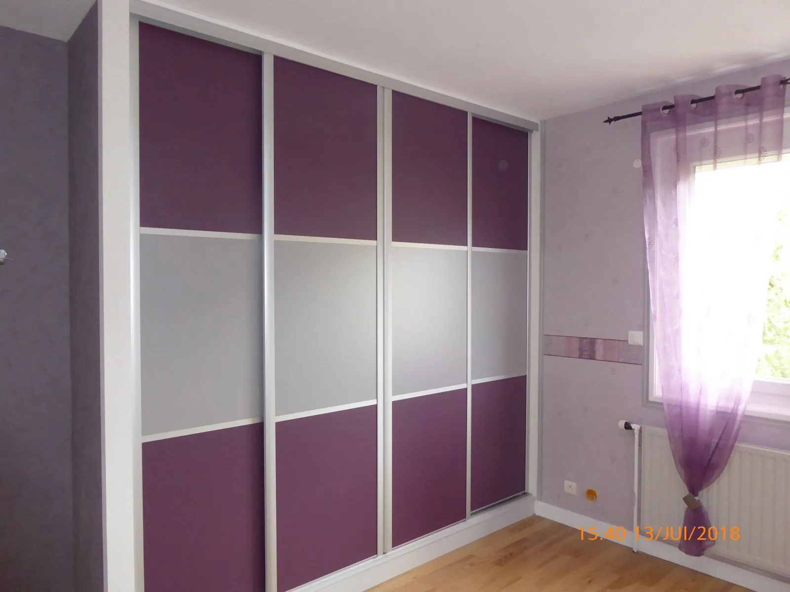 Placards muraux violets et blancs dans une chambre.
