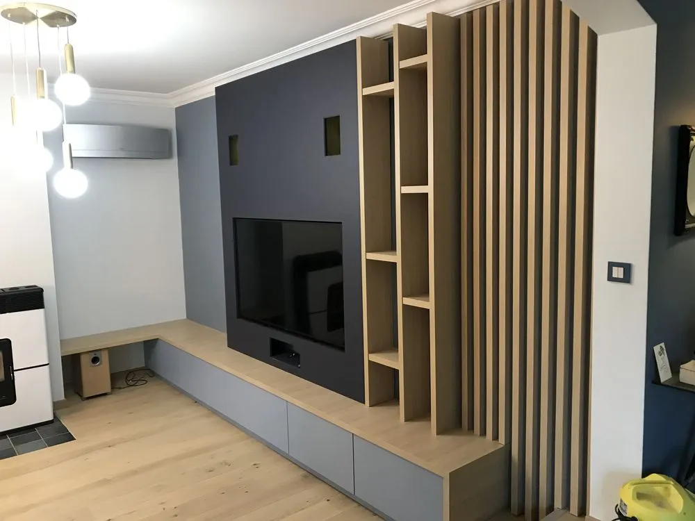 Meuble TV moderne avec bois clair et panneaux verticaux.