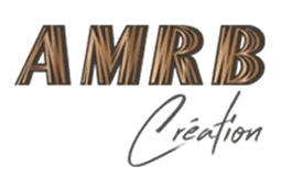 Gros plan sur logo “Amrb Création” en bois et noir.