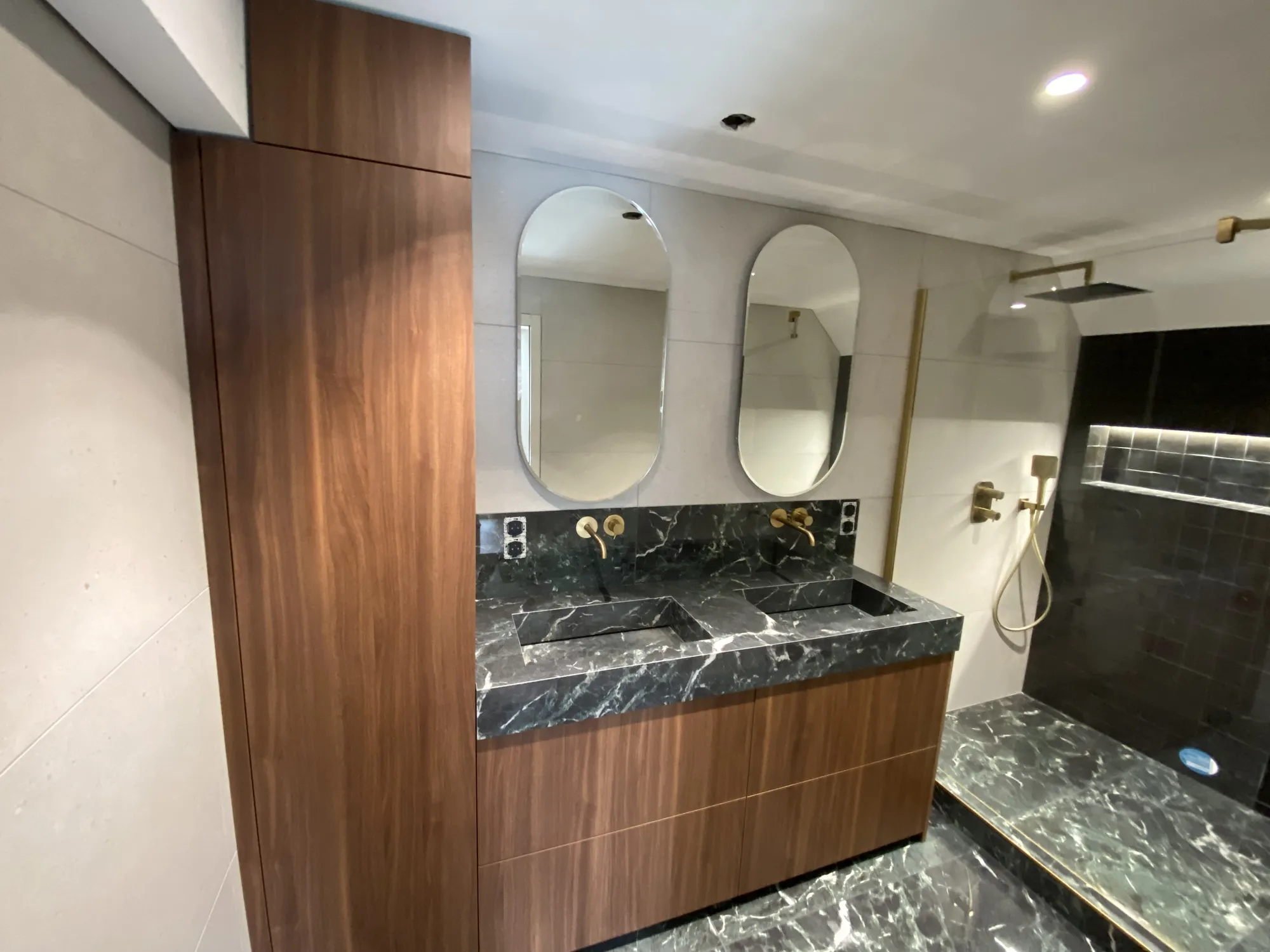 Meuble de salle de bain moderne avec double vasque et miroir.